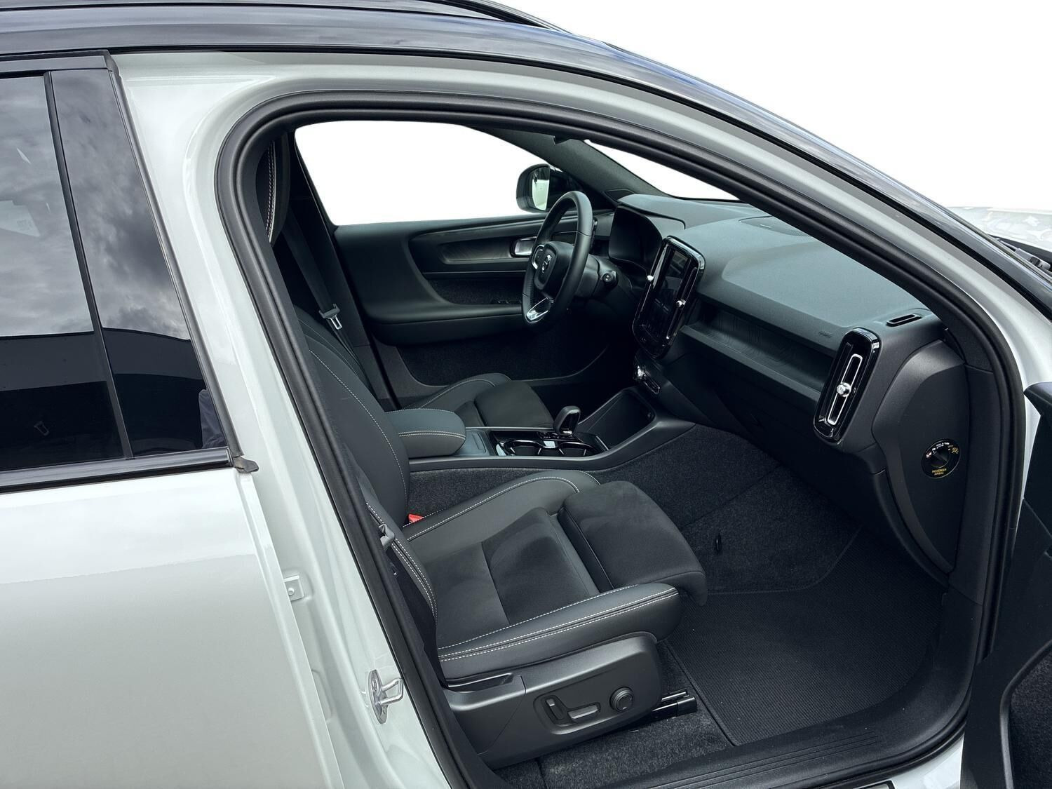 Hvid Volvo XC40 fra 2024
