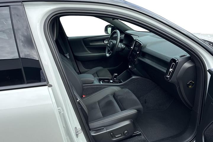 Hvid Volvo XC40 fra 2024