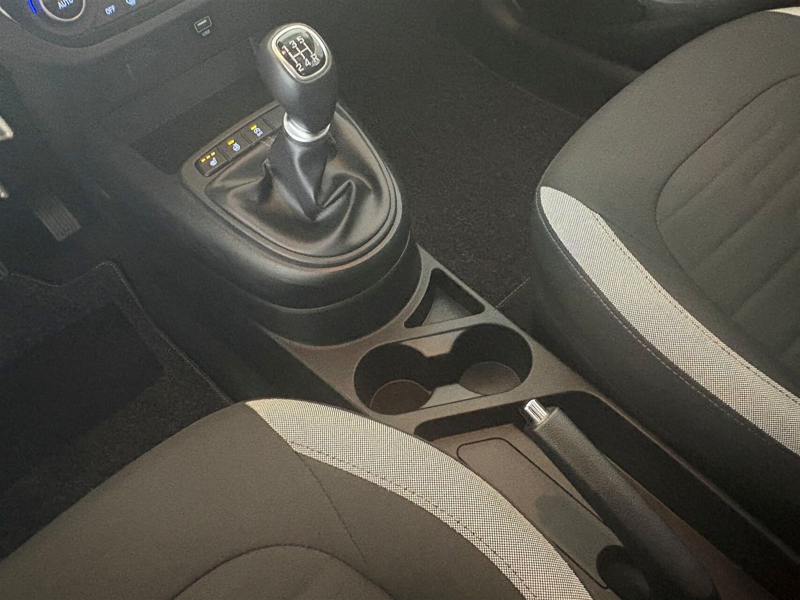 Sølv Hyundai i10 fra 2022