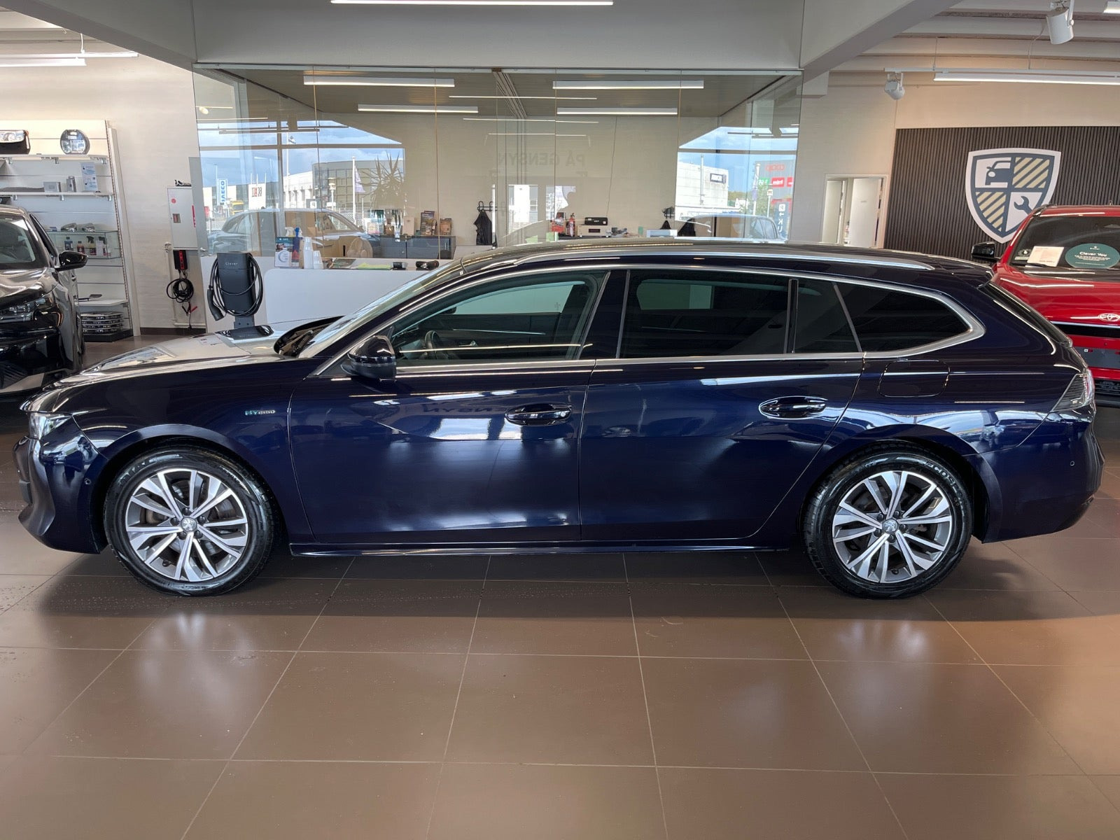 Blå Peugeot 508 fra 2020