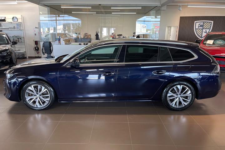 Blå Peugeot 508 fra 2020