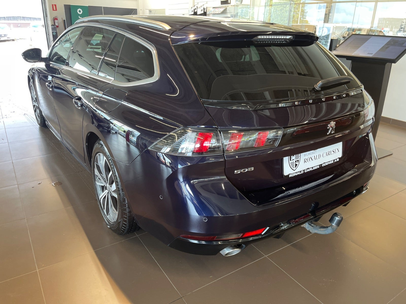 Blå Peugeot 508 fra 2020