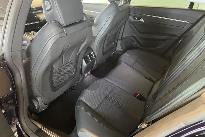 Blå Peugeot 508 fra 2020