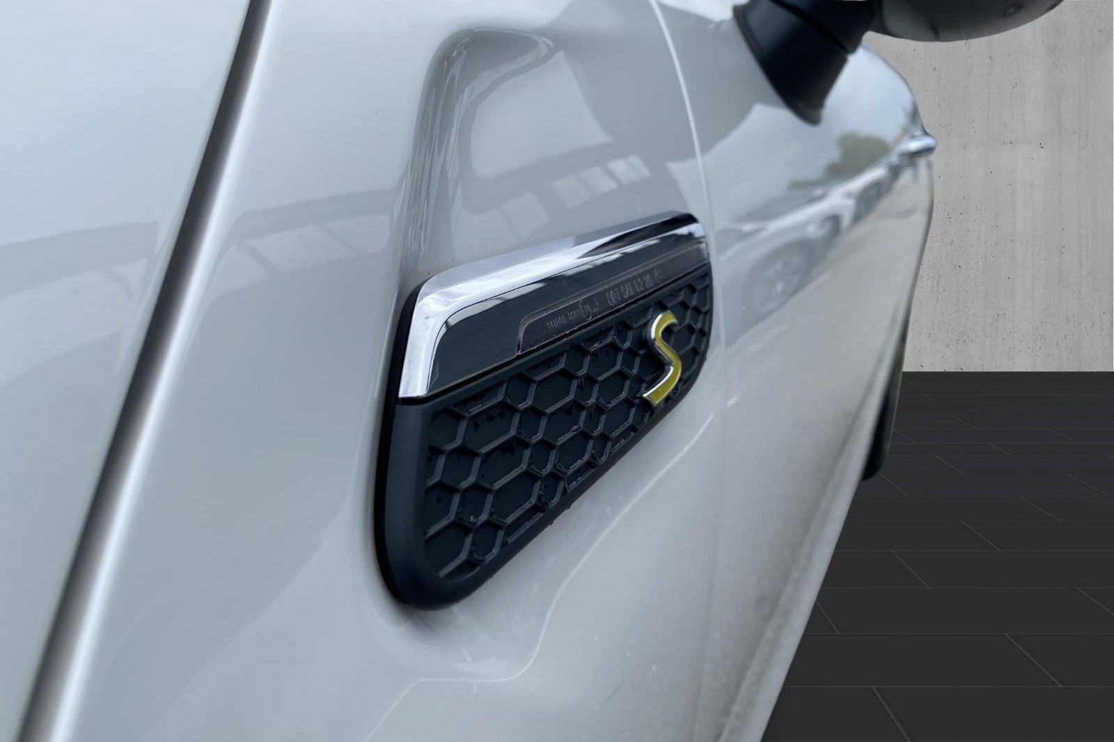 Hvid Mini Cooper SE fra 2023