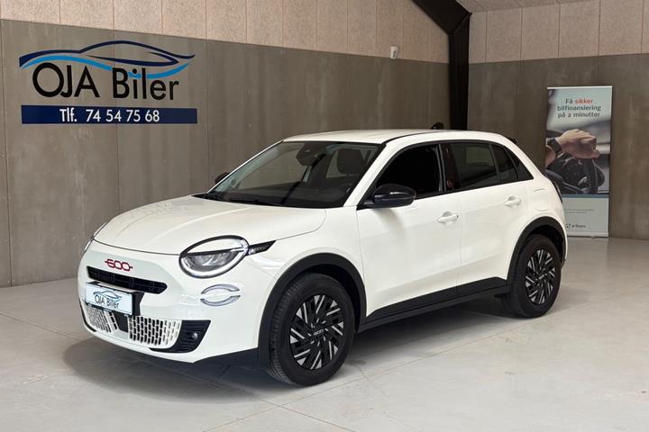 Hvid Fiat 600e fra 2024 set udefra