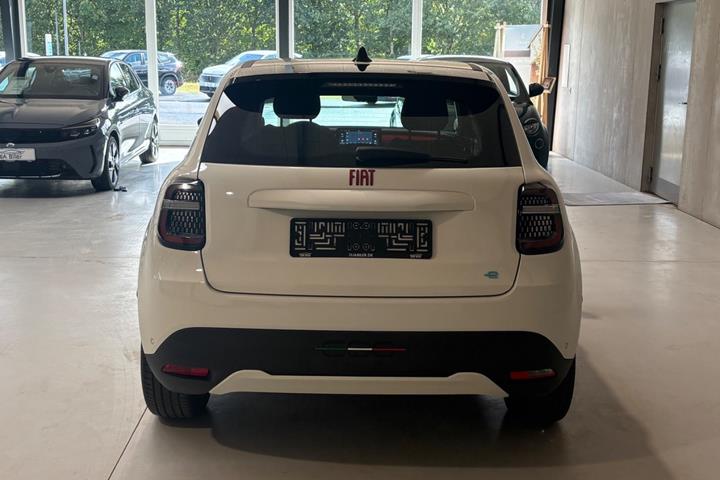 Hvid Fiat 600e fra 2024