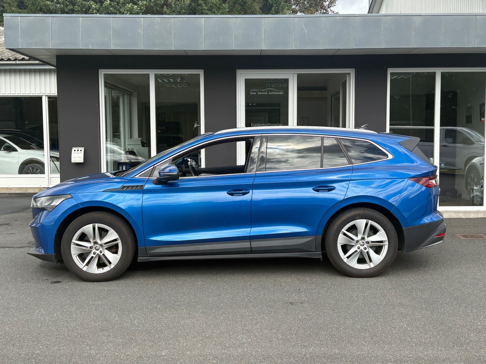 Blå Skoda Enyaq fra 2022
