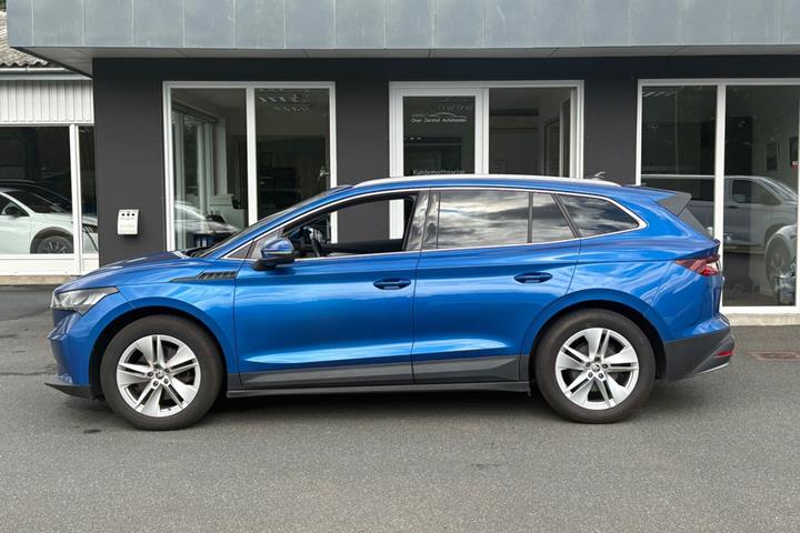 Blå Skoda Enyaq fra 2022