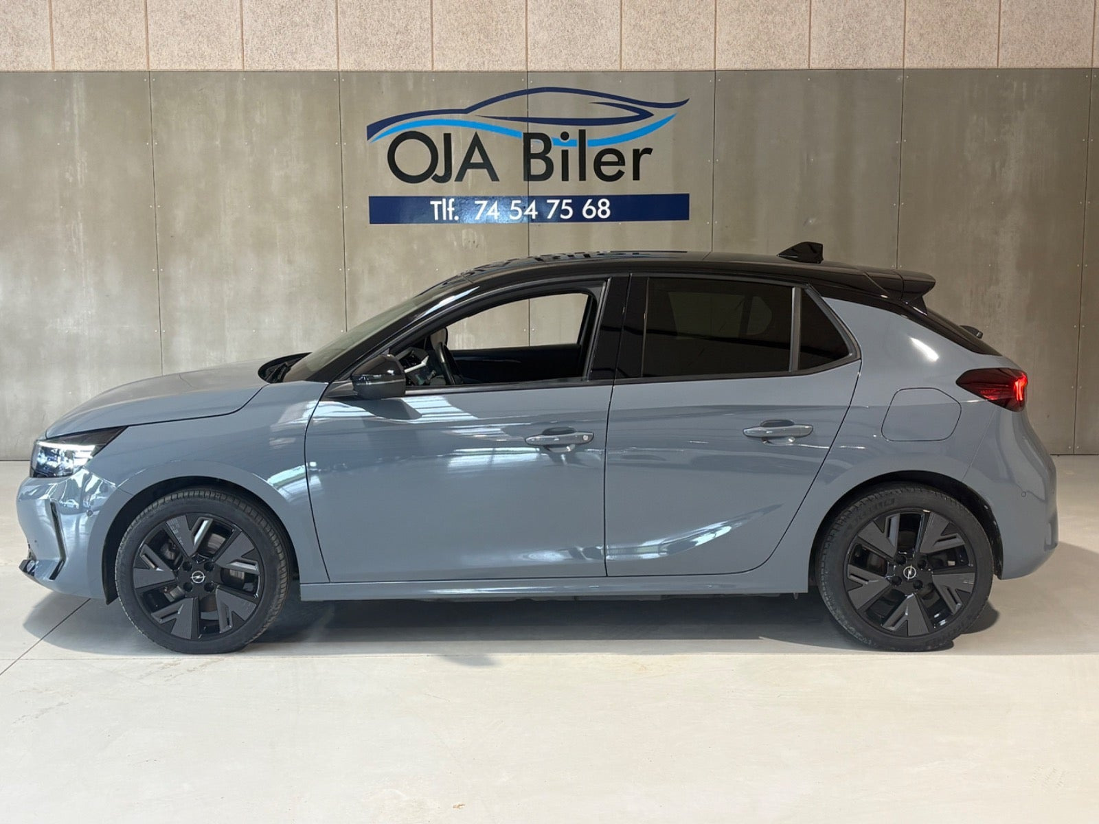 Grå Opel Corsa-e fra 2024