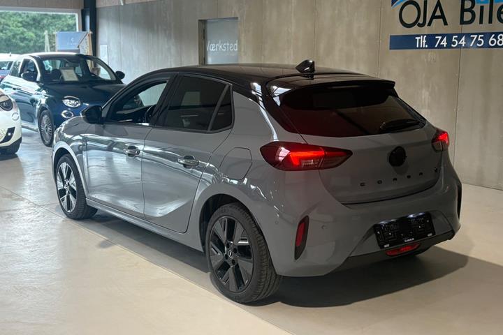 Grå Opel Corsa-e fra 2024