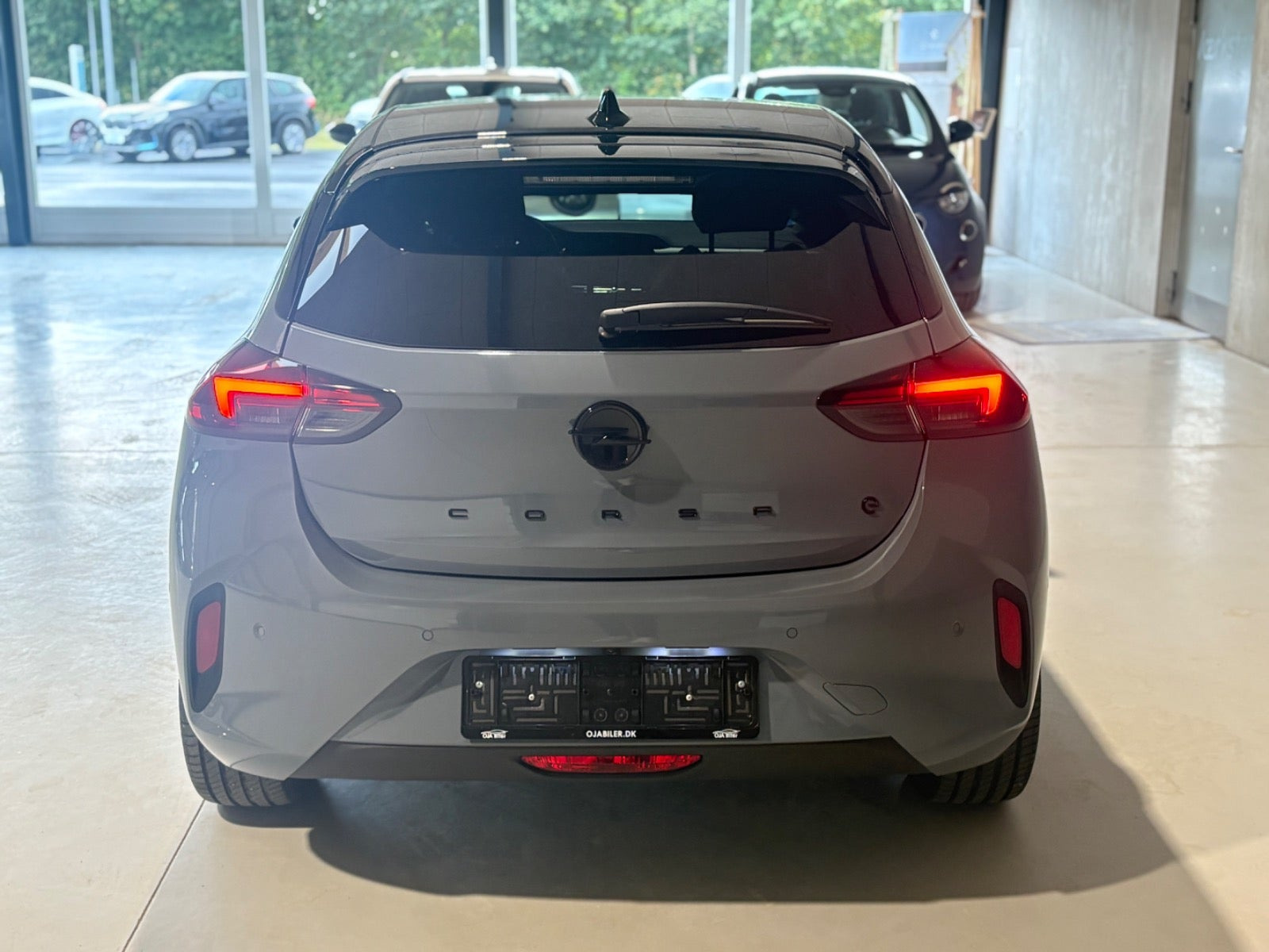 Grå Opel Corsa-e fra 2024