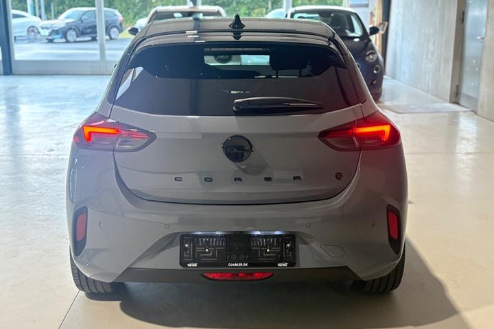Grå Opel Corsa-e fra 2024