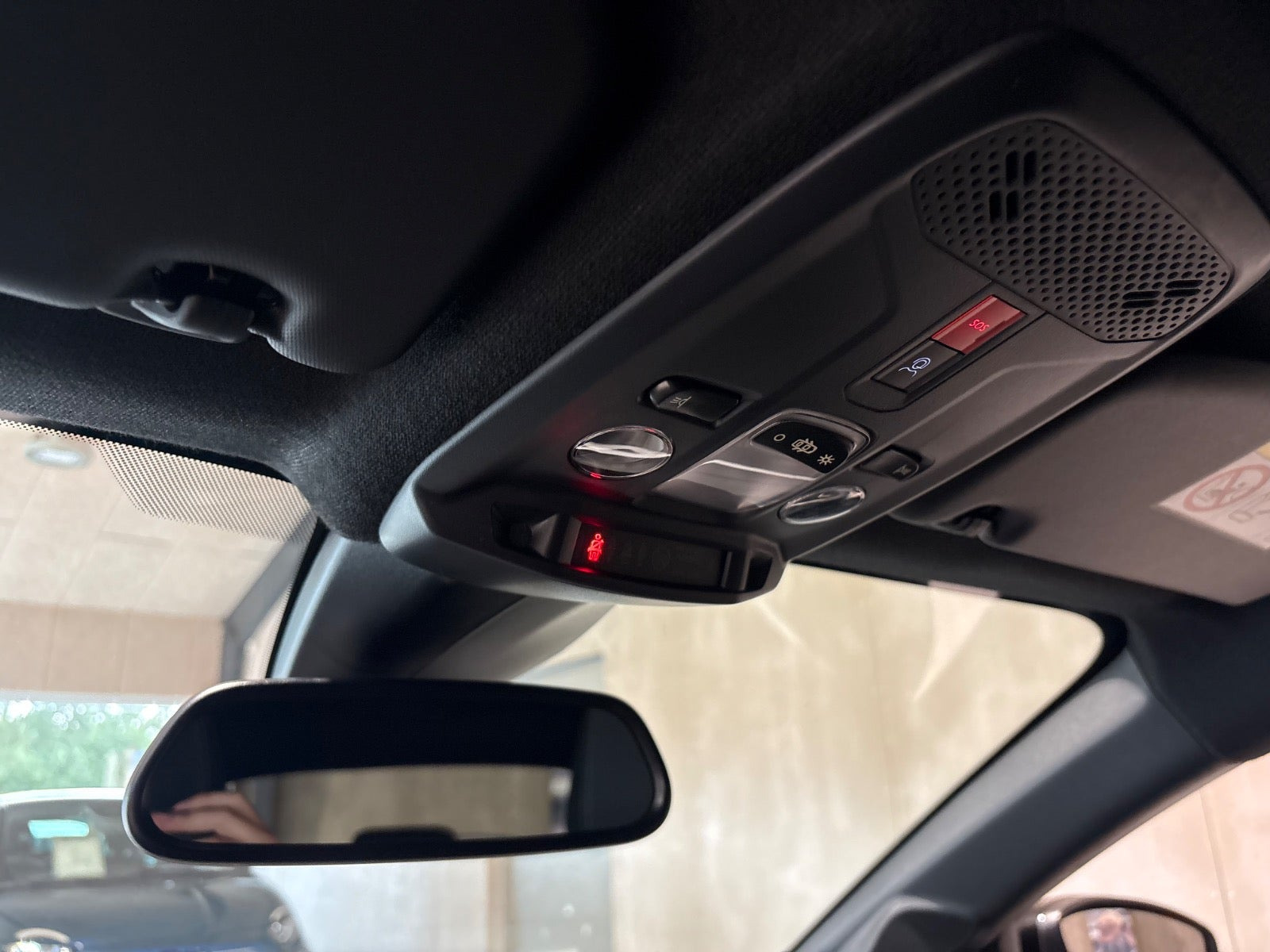 Grå Opel Corsa-e fra 2024