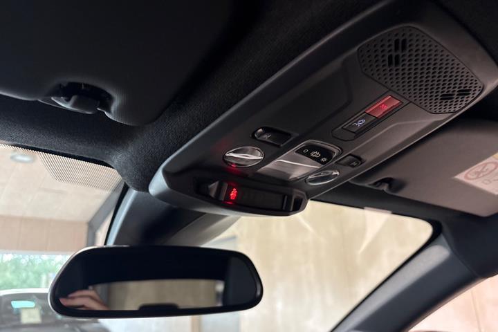 Grå Opel Corsa-e fra 2024