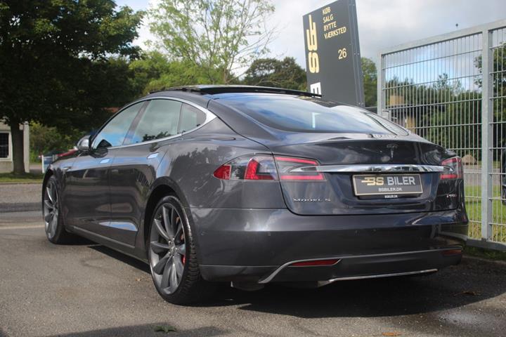 Grå Tesla Model S fra 2015