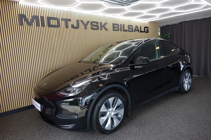 Sort Tesla Model Y fra 2023