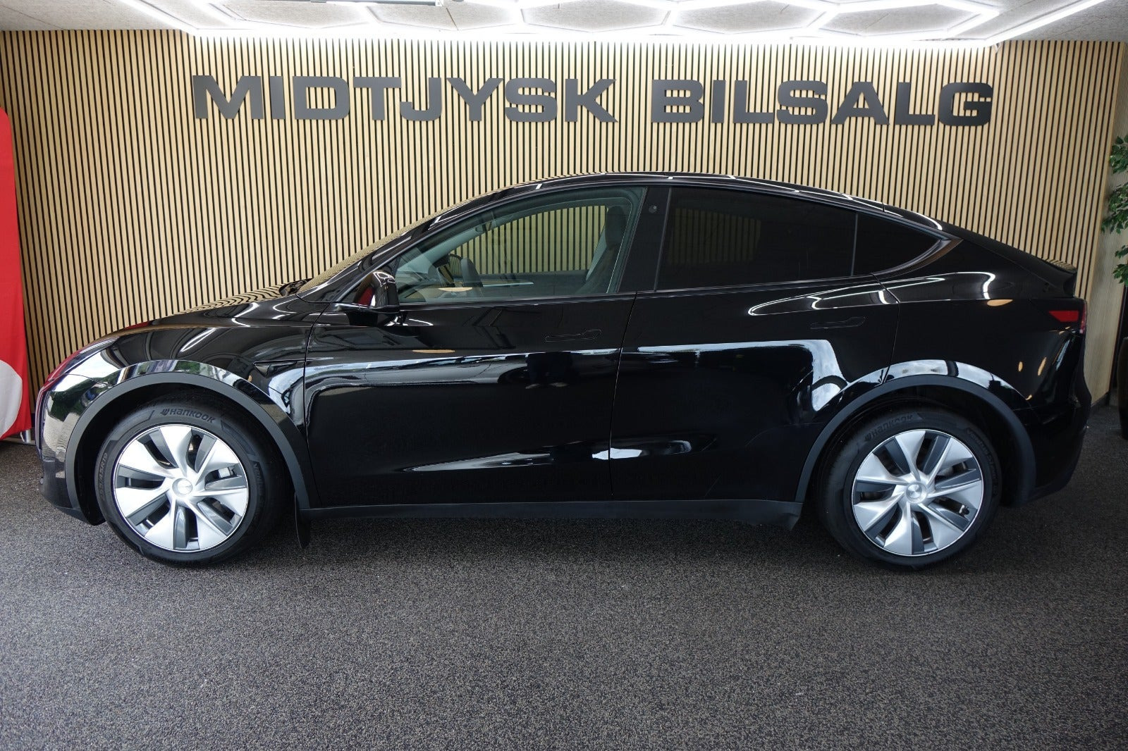 Sort Tesla Model Y fra 2023