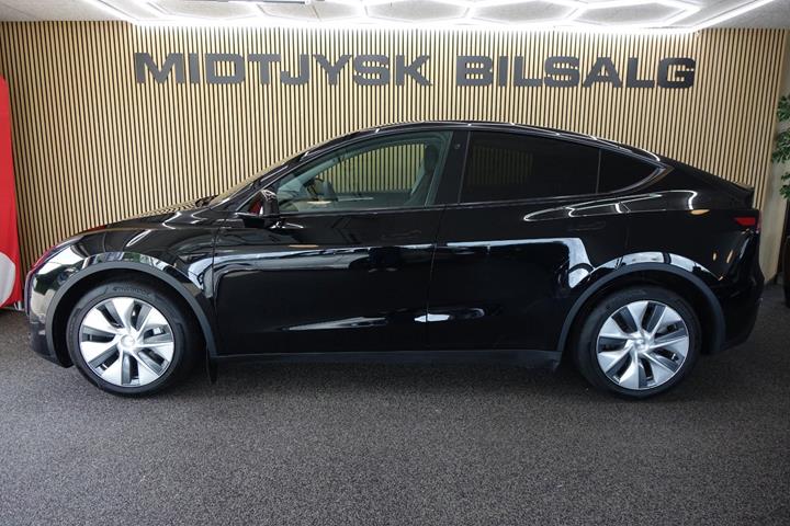 Sort Tesla Model Y fra 2023