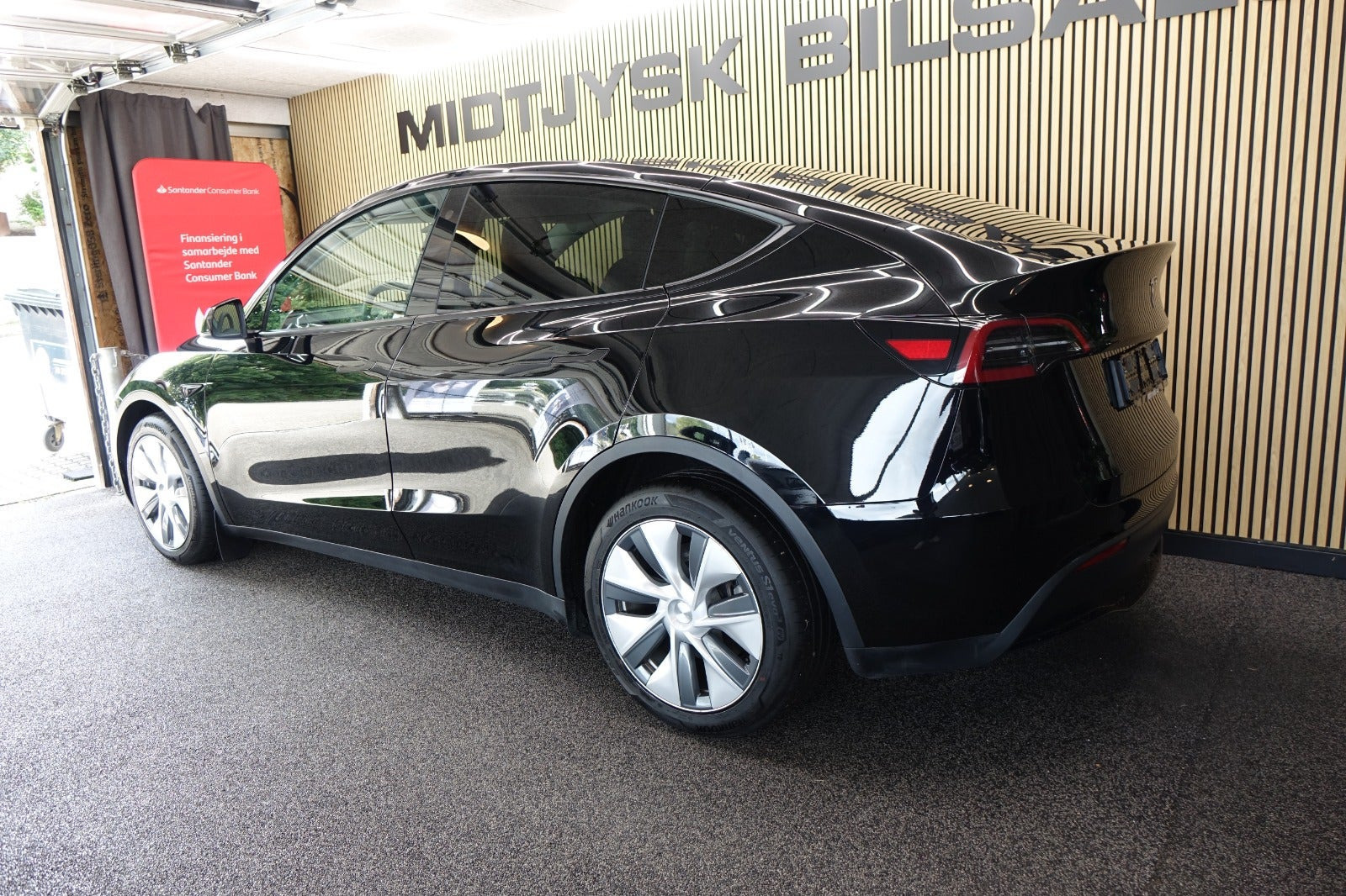 Sort Tesla Model Y fra 2023