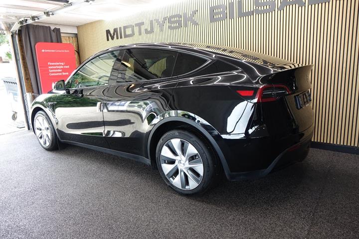 Sort Tesla Model Y fra 2023