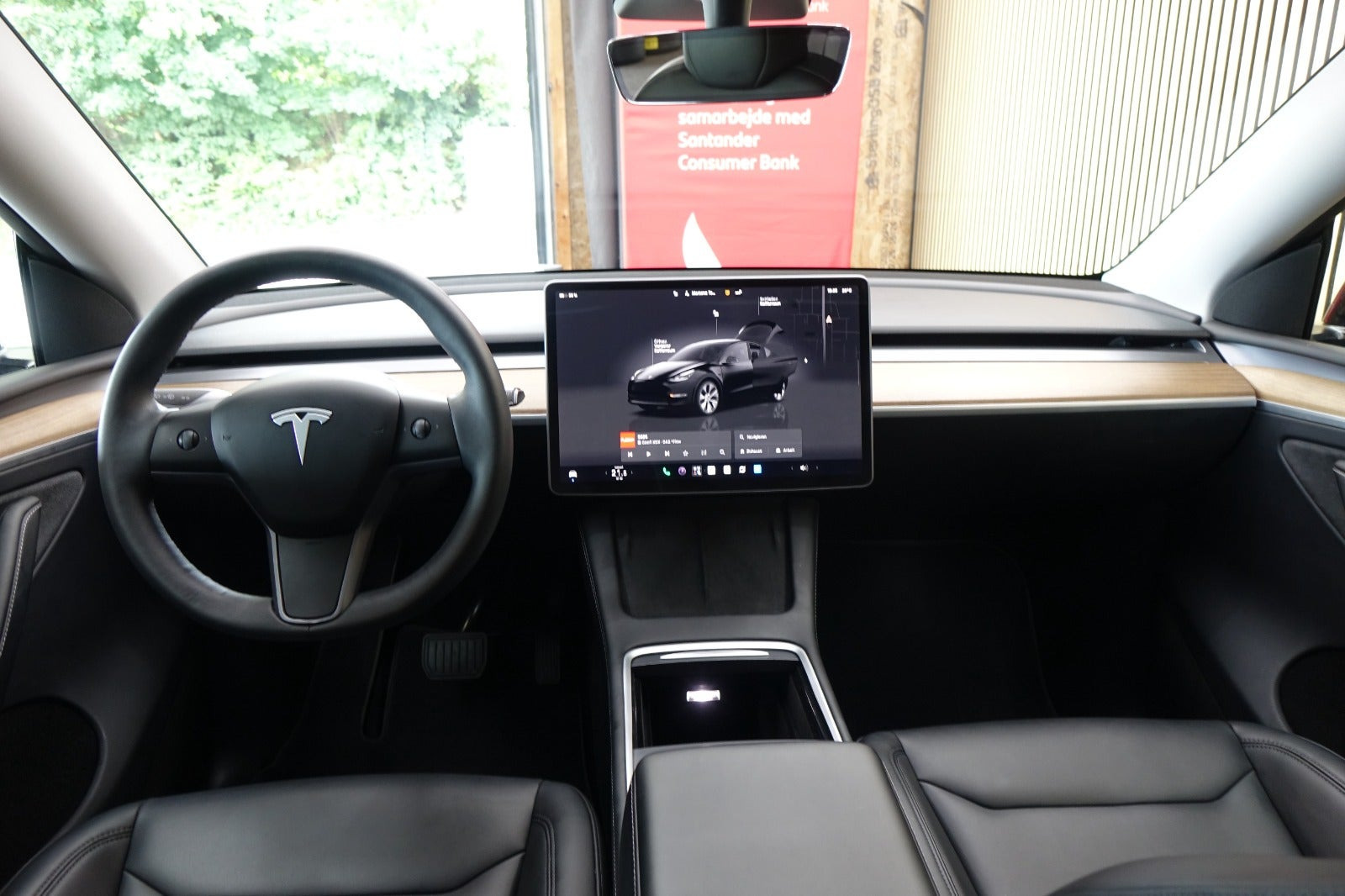 Sort Tesla Model Y fra 2023