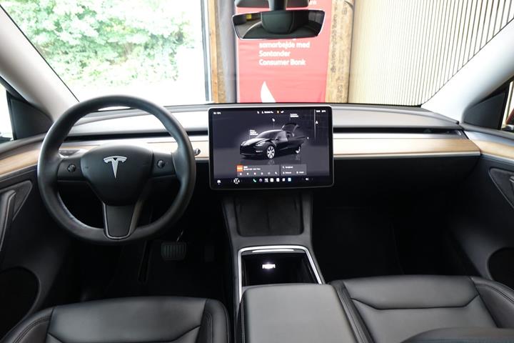 Sort Tesla Model Y fra 2023