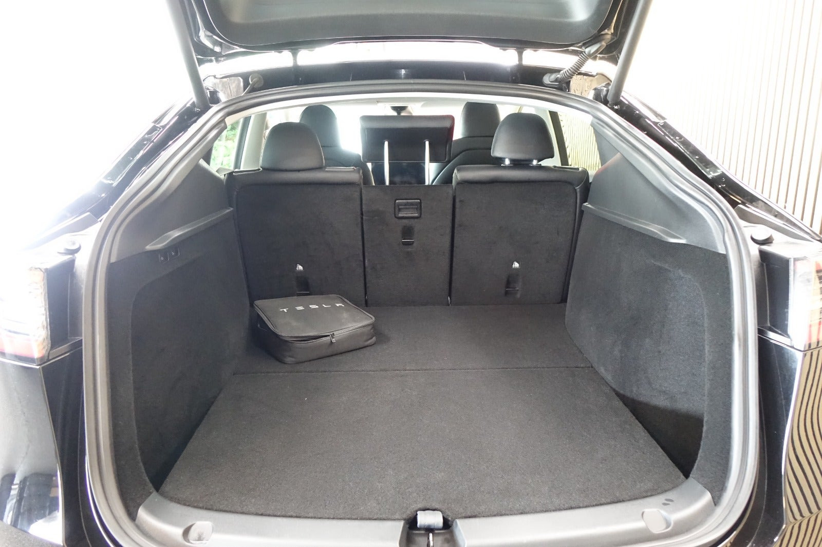 Sort Tesla Model Y fra 2023