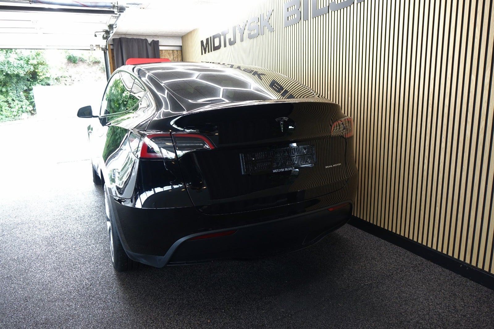 Sort Tesla Model Y fra 2023