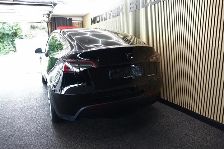 Sort Tesla Model Y fra 2023