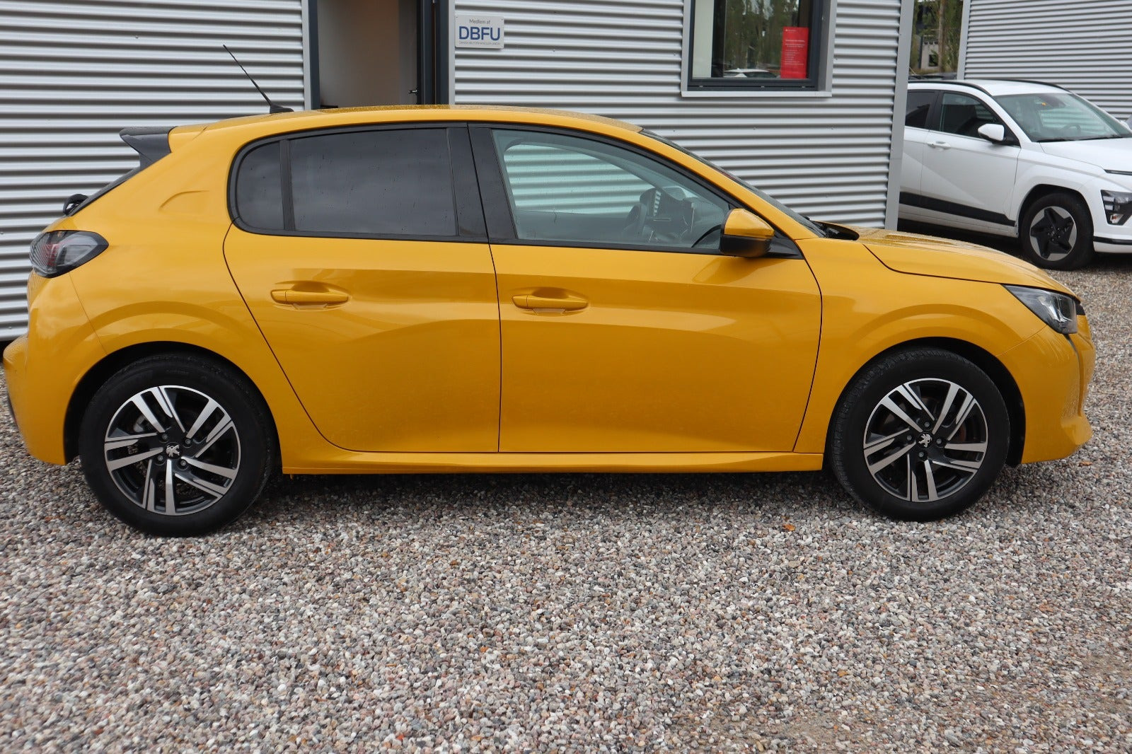 Gul Peugeot 208 fra 2021