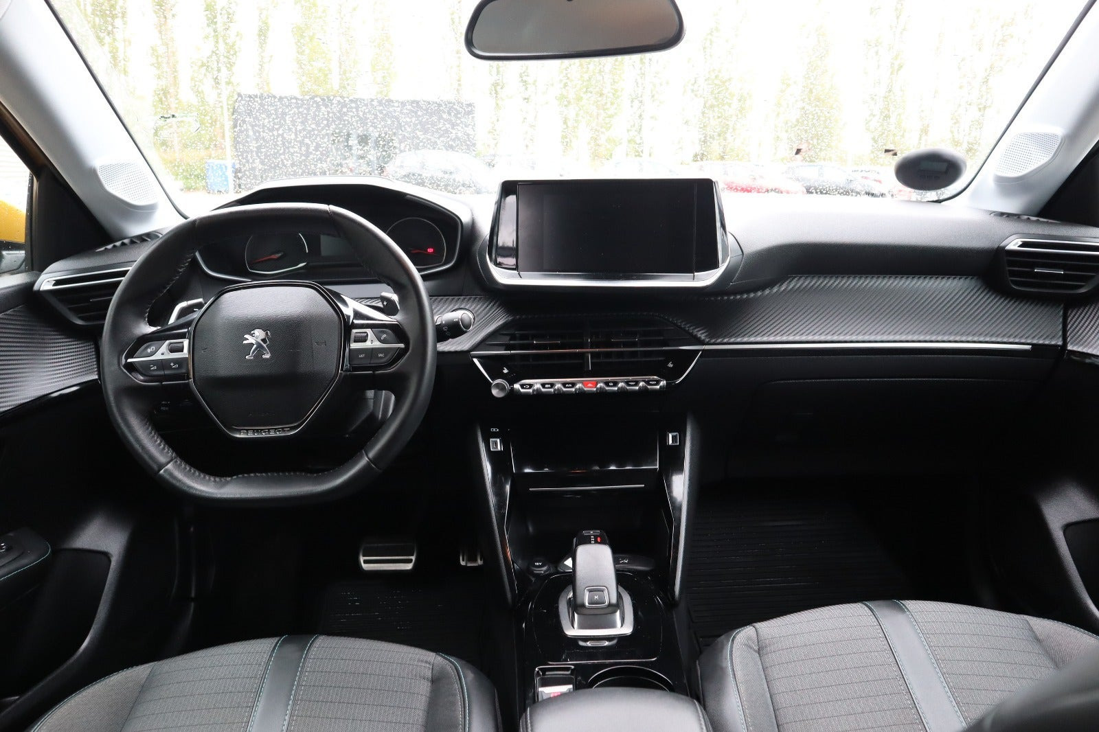 Gul Peugeot 208 fra 2021