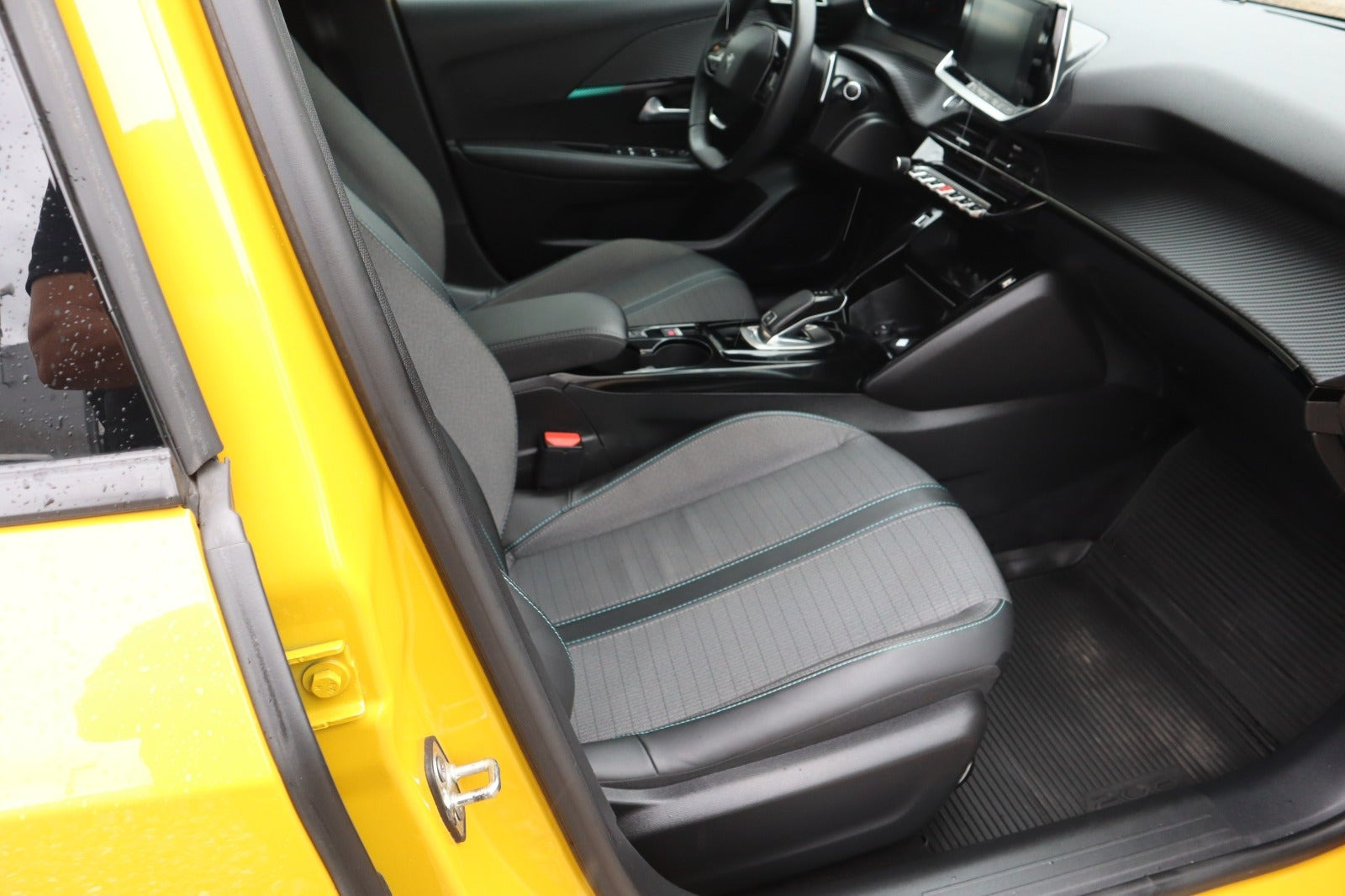 Gul Peugeot 208 fra 2021