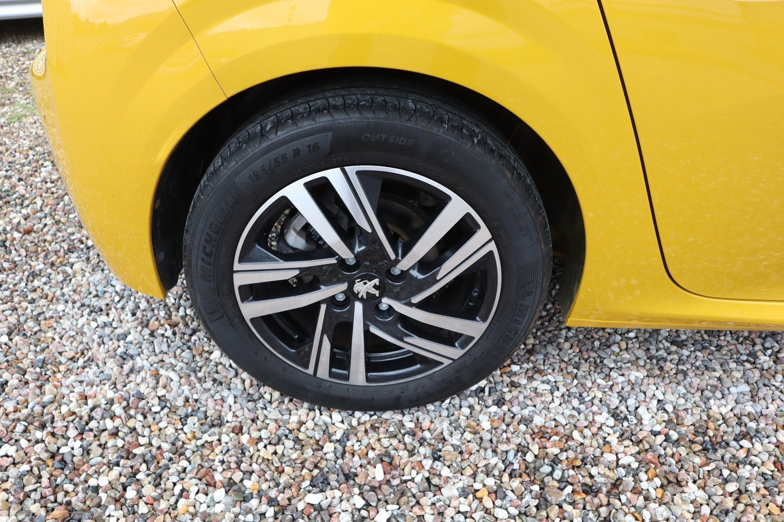 Gul Peugeot 208 fra 2021