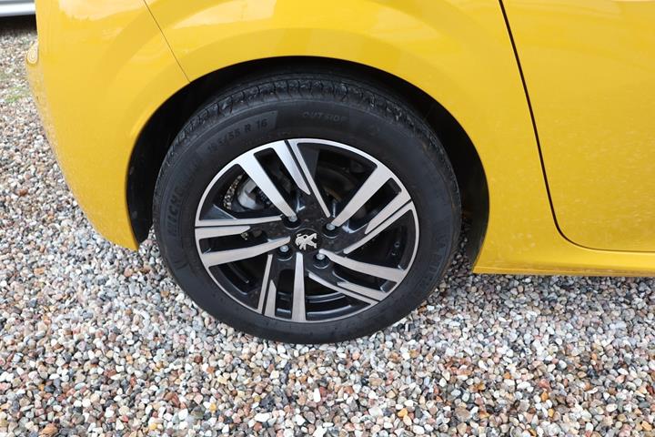 Gul Peugeot 208 fra 2021