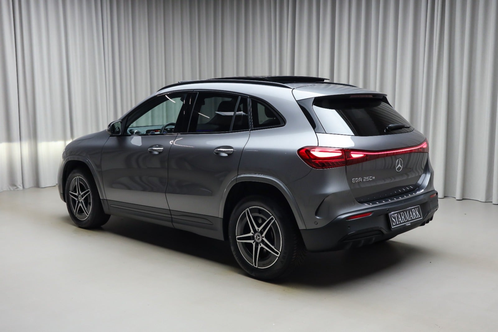 Grå Mercedes EQA250+ fra 2024