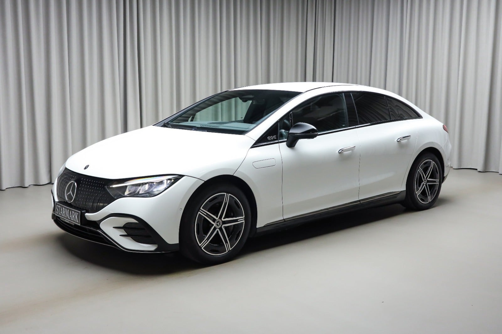Hvid Mercedes EQE350+ fra 2024