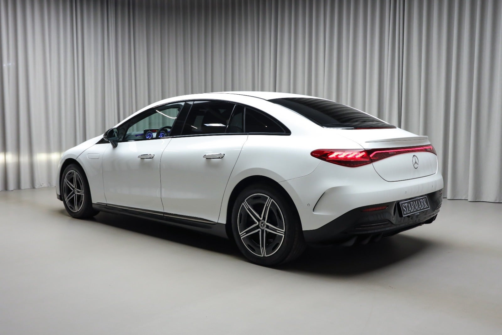Hvid Mercedes EQE350+ fra 2024