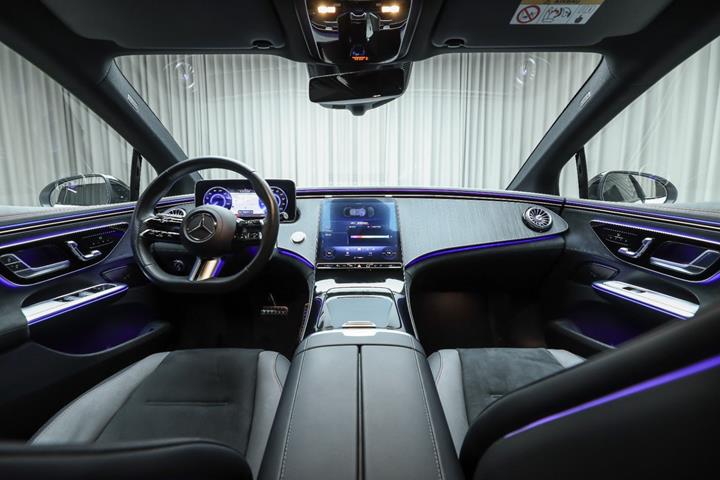 Hvid Mercedes EQE350+ fra 2024