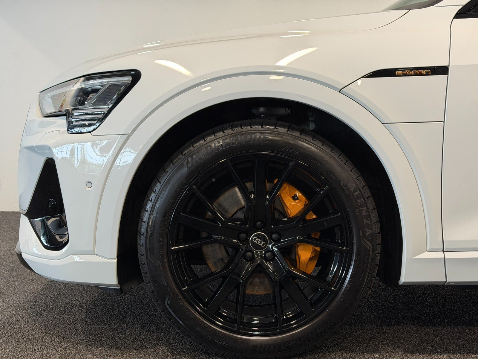 Hvid Audi e-tron fra 2023