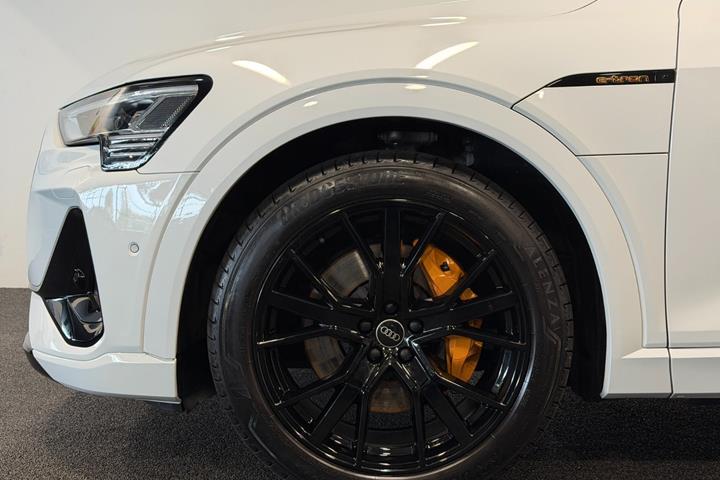 Hvid Audi e-tron fra 2023