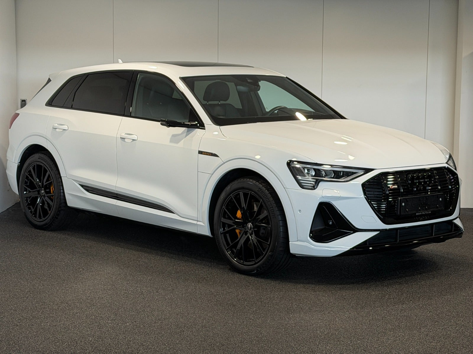 Hvid Audi e-tron fra 2023