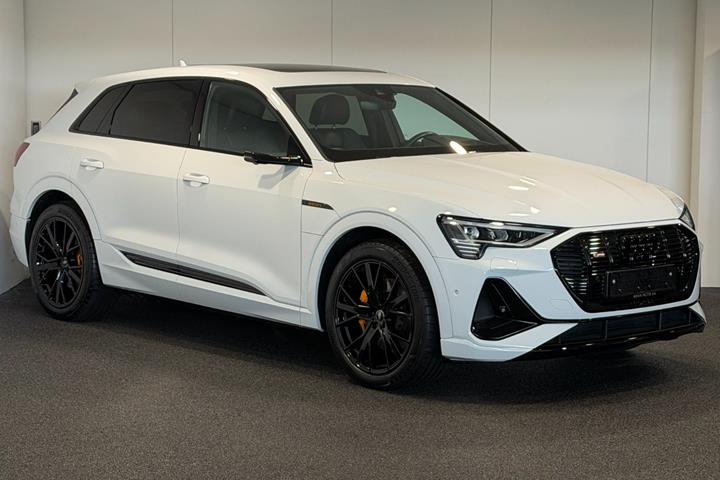 Hvid Audi e-tron fra 2023