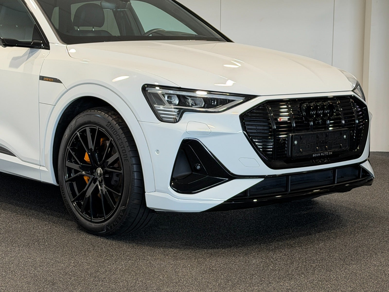 Hvid Audi e-tron fra 2023