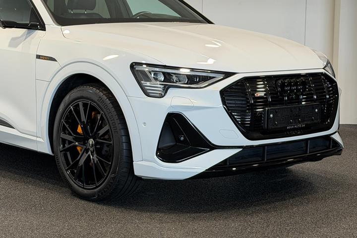 Hvid Audi e-tron fra 2023