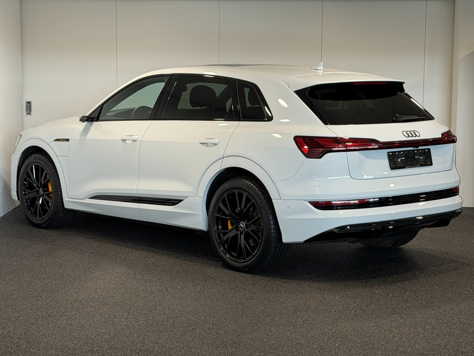Hvid Audi e-tron fra 2023