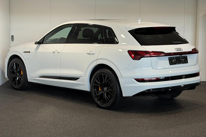 Hvid Audi e-tron fra 2023