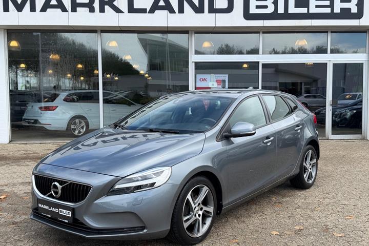 Grå Volvo V40 fra 2018 set udefra