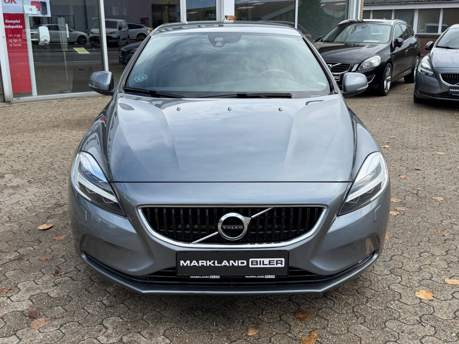 Grå Volvo V40 fra 2018