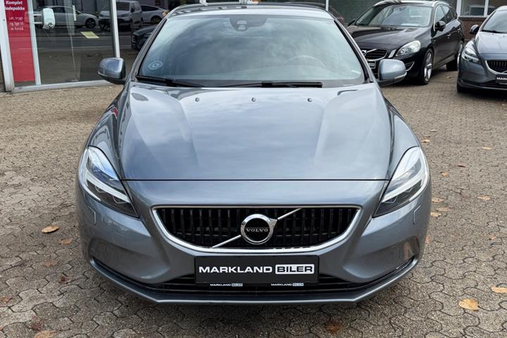 Grå Volvo V40 fra 2018
