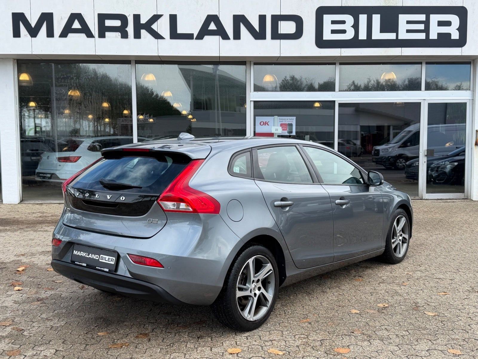 Grå Volvo V40 fra 2018